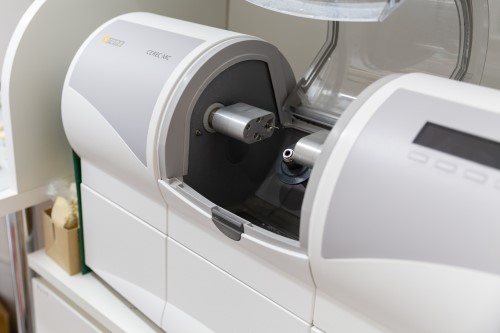 精密な設計ができるから、歯とのスキマがなく、むし歯の再発しにくい